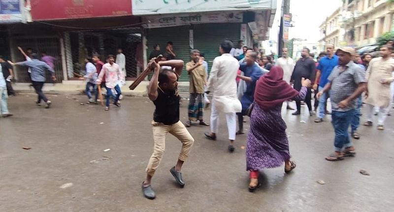 গণমিছিলে অংশ নেওয়া এক নারী শিক্ষার্থীকে লাঠি হাতে পেটাচ্ছেন ক্ষমতাসীন দলের এক কর্মী। শুক্রবার বিকেলে নরসিংদী শহরের উপজেলা মোড় এলাকায়